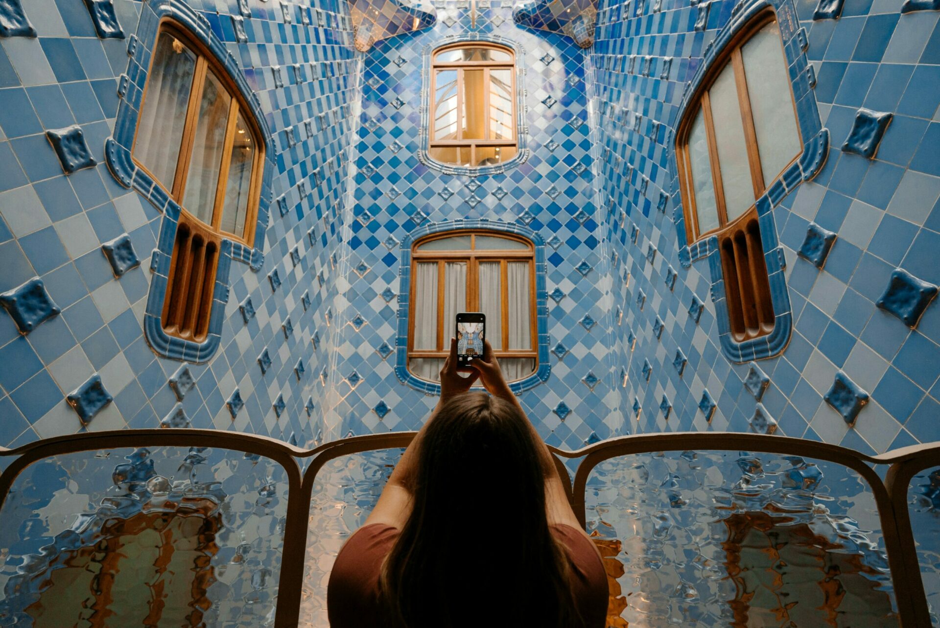 Femme prenant en photo un mur décoré